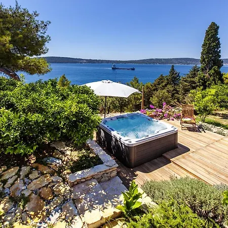 Karina - Unique Location With Jacuzzi Holiday home